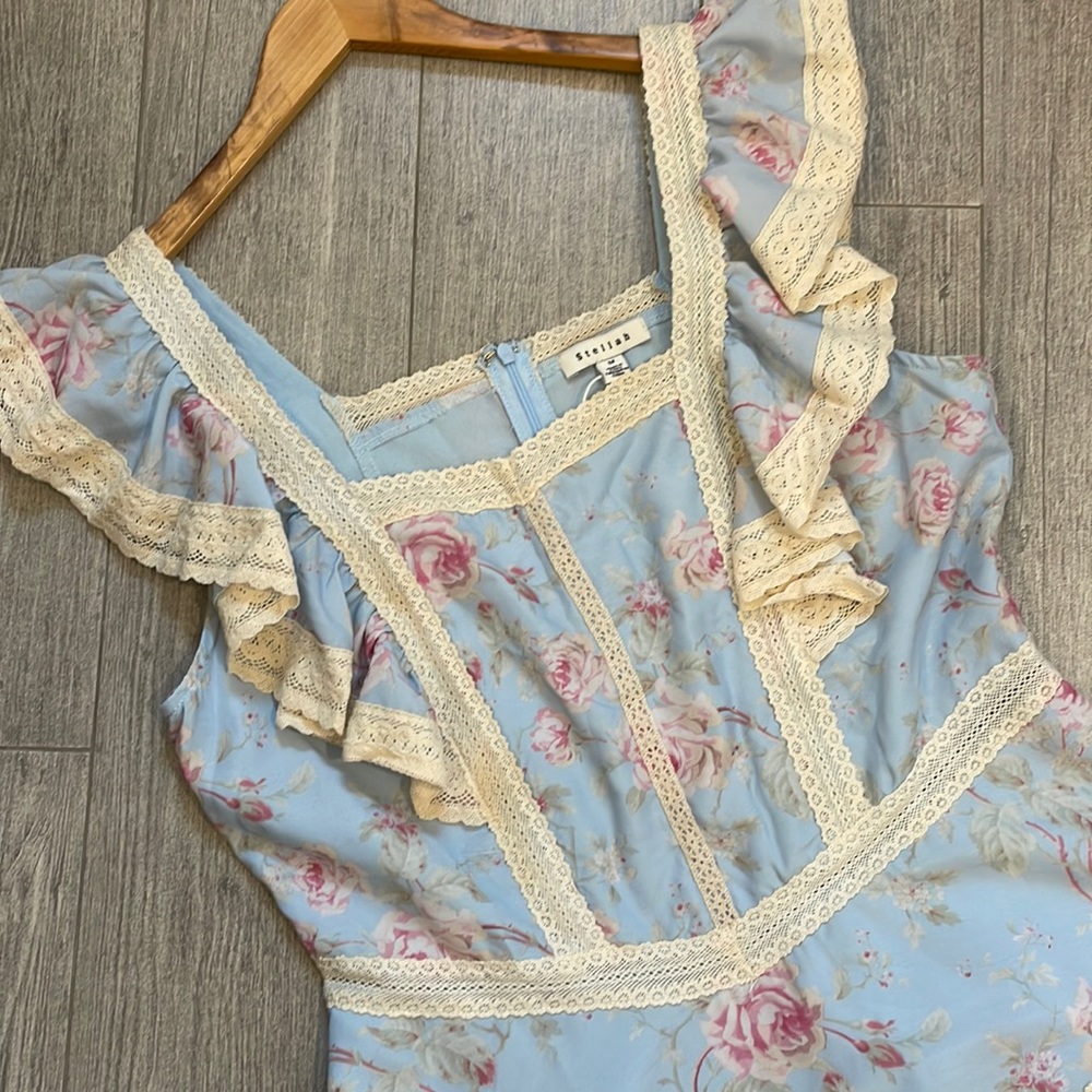 NWT STELLAH Ruffled Floral Dress lace accent - Medium blue pink cream